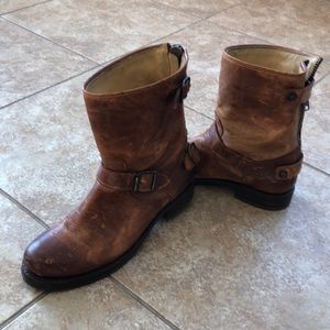 Frye veronica back zip short in COGNAC